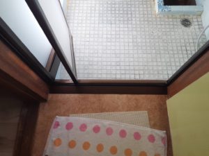 川崎市中原区の浴室折戸取替　工事後　洗面所側