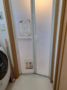 木更津の風呂折戸交換　SEKISUIの扉　穴が開いている脱衣側