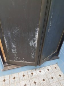 墨田区東向島の風呂折戸リフォーム　筋板についた汚れ
