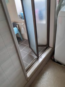 板橋区　風呂折戸のリフォーム　ビフォア