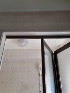 板橋区板橋　浴室折戸のリフォーム　脱衣側上　ビフォア