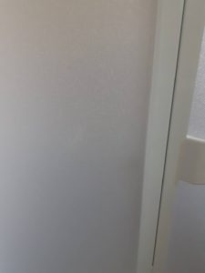 豊島区北巣鴨のお風呂の扉リフォーム　樹脂版の表面