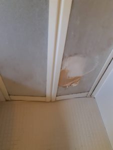 我孫子市天王台の風呂扉取替え工事　アクリル板が破損