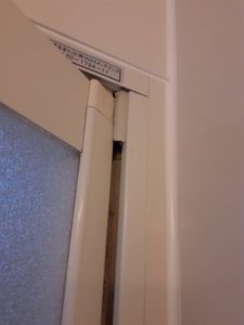 我孫子市天王台の風呂扉取替え工事　パネルが交換できない接着タイプ