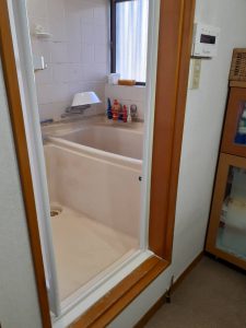 世田谷区瀬田で古い枠と新しい枠が分からないくらいぴったりの浴室折戸のリフォーム　工事完了