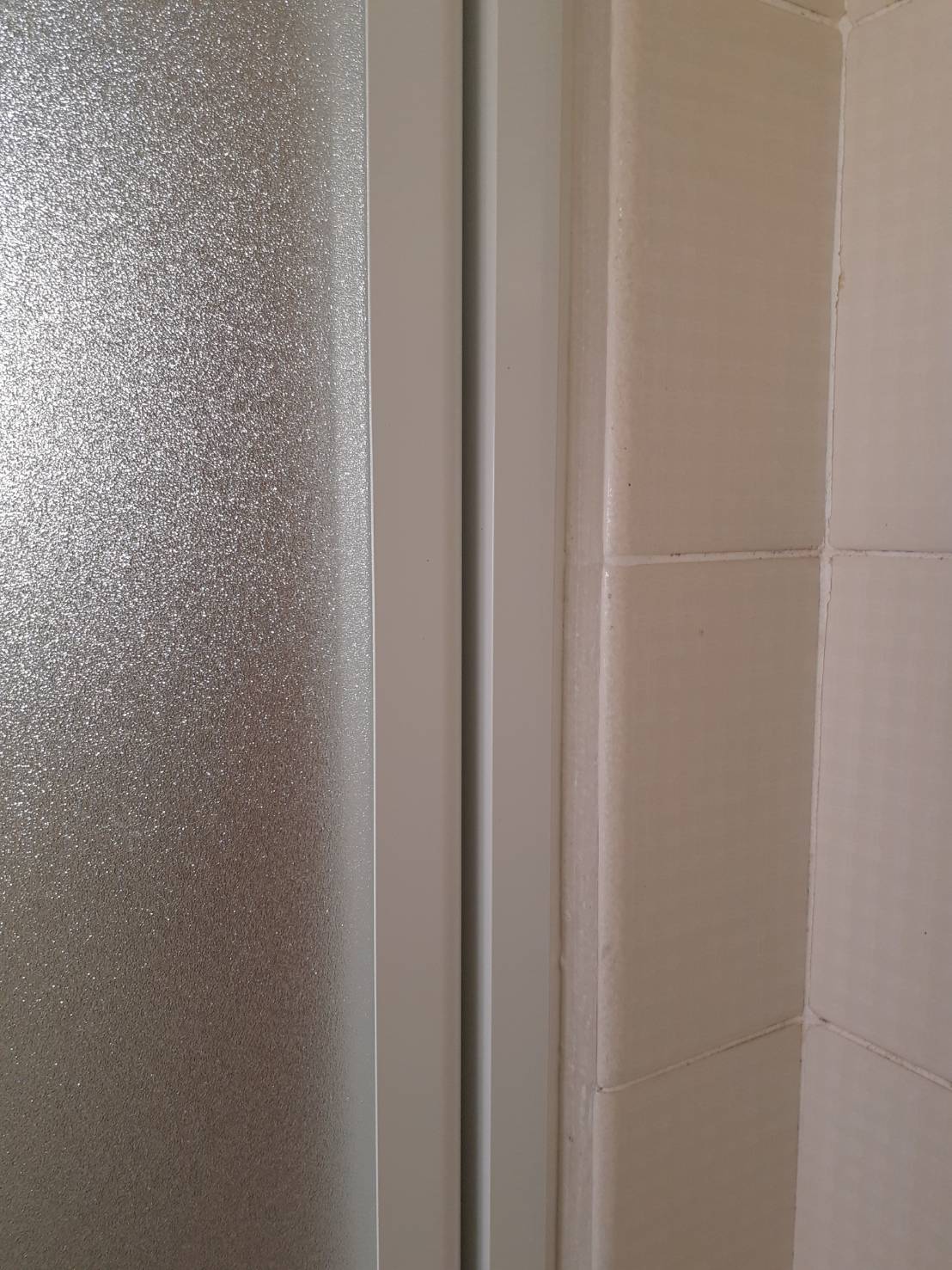 世田谷区瀬田でカバー工法だと古い浴室扉の枠はどこまで隠れるか検証
