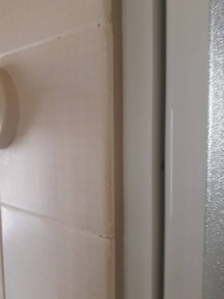 田谷区瀬田で古い枠と新しい枠が分からないくらいぴったりの浴室折戸のリフォーム　工事完了後の浴室内