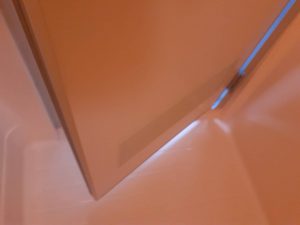 葛飾区立石の建付けが悪くて扉と枠がぶつかってしまっているドアをドアリモ交換　施工前のフラッシュドア