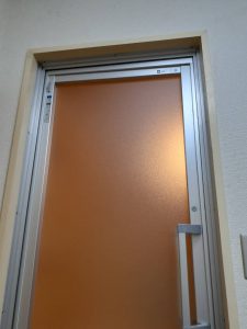 葛飾区立石の建付けが悪くて扉と枠がぶつかってしまっているドアをドアリモ交換　施工後の明るい樹脂面材