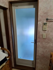 市原市辰巳台東で高齢者住宅に対応するため浴室ドアを折戸にカバー交換　施工前全体写真