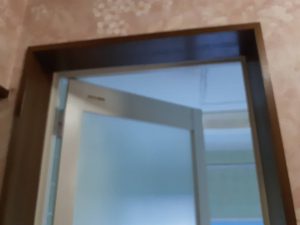 市原市辰巳台東で高齢者住宅に対応するため浴室ドアを折戸にカバー交換　施工前のドア上部