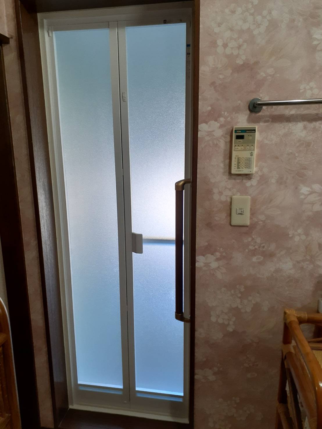 市原市辰巳台東で高齢者住宅に対応するため浴室ドアを折戸にカバー交換