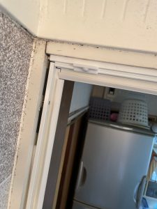 袖ケ浦市坂戸市場でリンナイのバリアフリーのユニットバスを折戸交換　施工中アタッチメント枠
