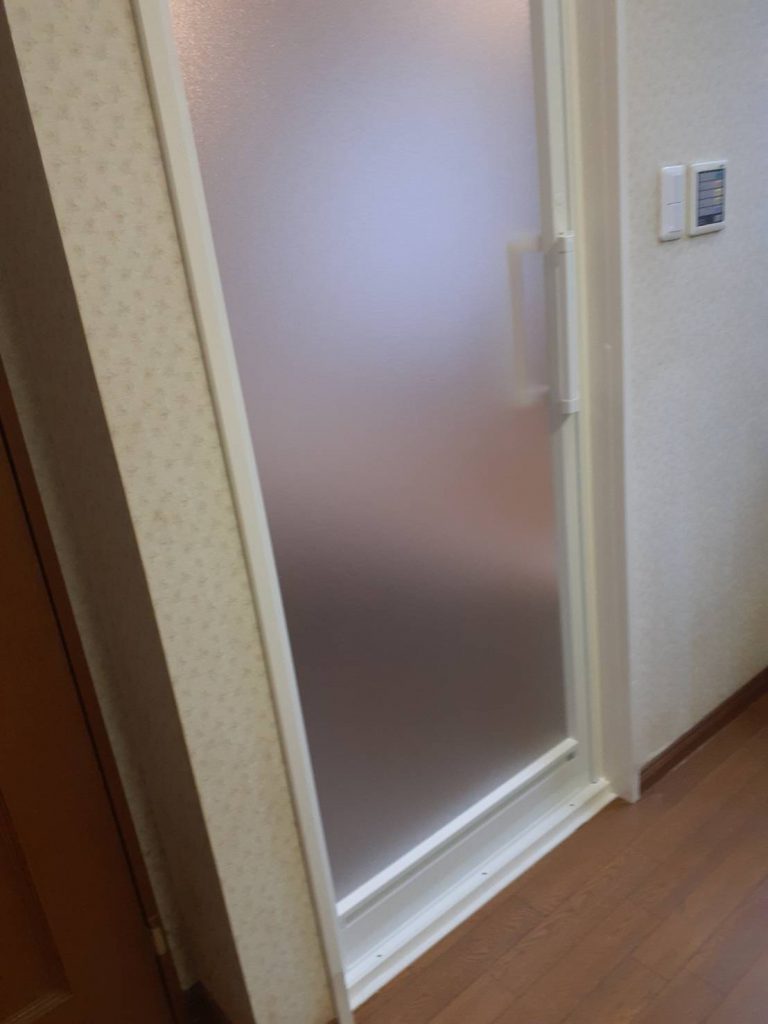 千葉市中央区弁天で壊れてスライドがスムーズでない浴室ドアの改修　下側の完成写真