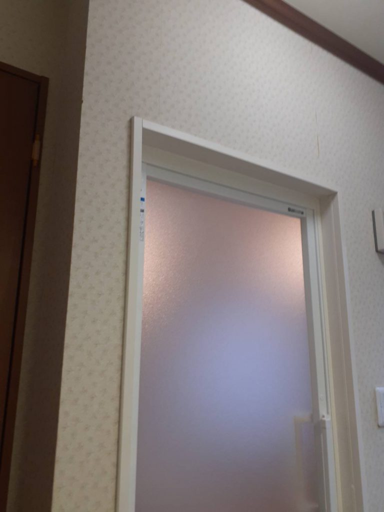 千葉市中央区弁天で壊れてスライドがスムーズでない浴室ドアの改修　上側の完成写真