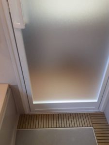 千葉市中央区弁天で壊れてスライドがスムーズでない浴室ドアの改修　浴室側の完成写真
