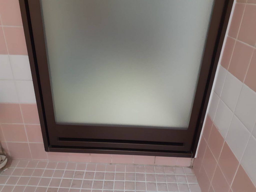 船橋市海神でブラウンの風呂ドアを交換　浴室からみた施工後写真