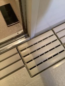 藤沢市辻堂の浴室中折戸の交換事案　グレーチングの蓋
