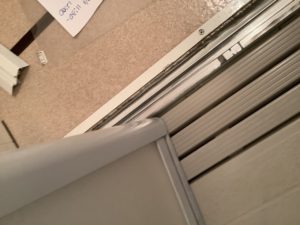 藤沢市辻堂の浴室中折戸の交換事案　戸車破損、レールから脱線
