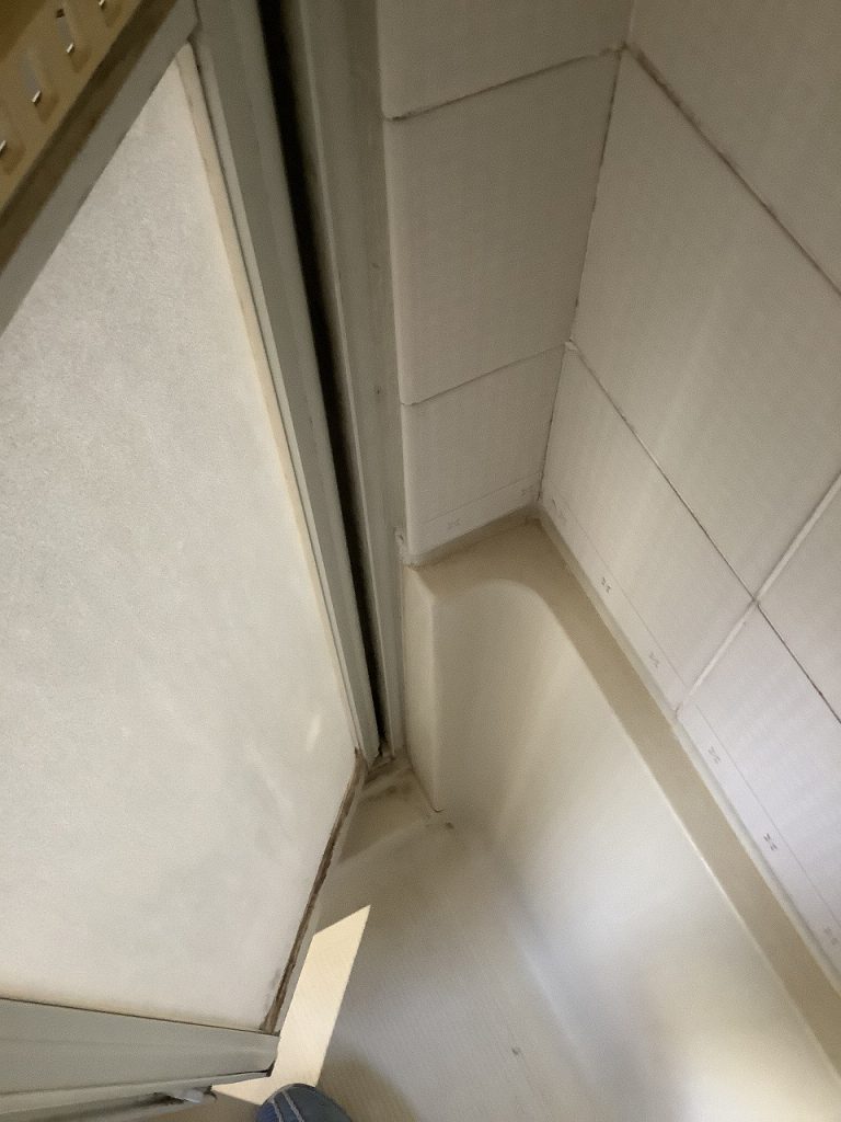 世田谷区瀬田で古い枠と新しい枠が分からないくらいぴったりの浴室折戸のリフォーム　施工前
