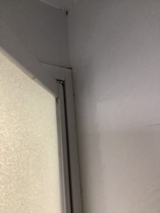 千葉市中央区弁天でスライドがスムーズでない浴室折戸をドアに改装　施工前