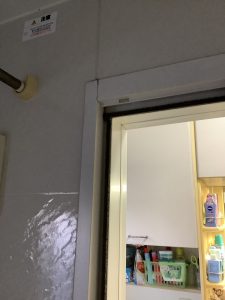 千葉市中央区弁天でスライドがスムーズでない浴室折戸をドアに改装　施工前の上枠部分