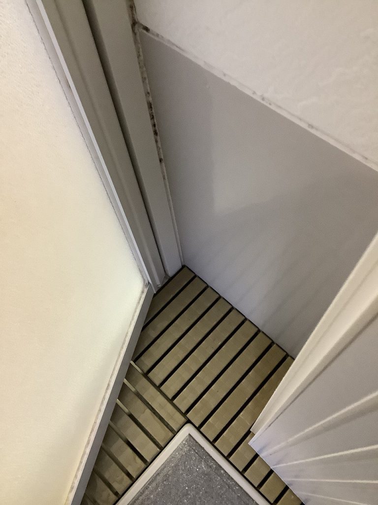 千葉市中央区弁天でスライドがスムーズでない浴室折戸をドアに改装　施工前の入隅部