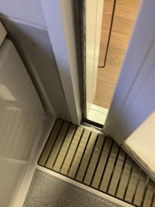 千葉市中央区弁天でスライドがスムーズでない浴室折戸をドアに改装　施工前の下枠付近