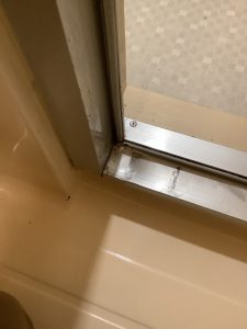 葛飾区立石の建付けが悪くて扉と枠がぶつかってしまっているドアをドアリモ交換　施工前の枠の凹み