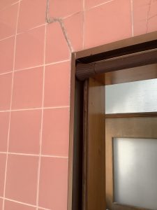 船橋市海神でブラウンの浴室ドア交換　施工前の扉が無くなった状態