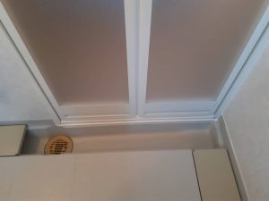 船橋市大穴南で風呂折戸の取替工事　施工後のぴかぴかな扉