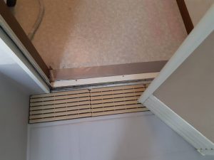 横須賀市浦賀でレールから外れてしまった浴室折戸の交換事例　施工前の壊れた扉