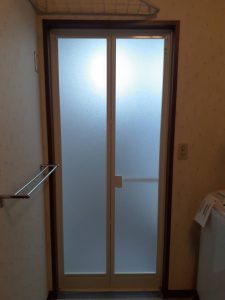 横須賀市浦賀でレールから外れてしまった浴室折戸の交換事例　施工後の白い新しい扉