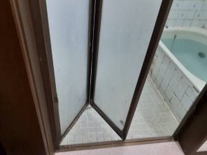 横浜市旭区で汚れがひどくなってきた浴室折戸の交換
