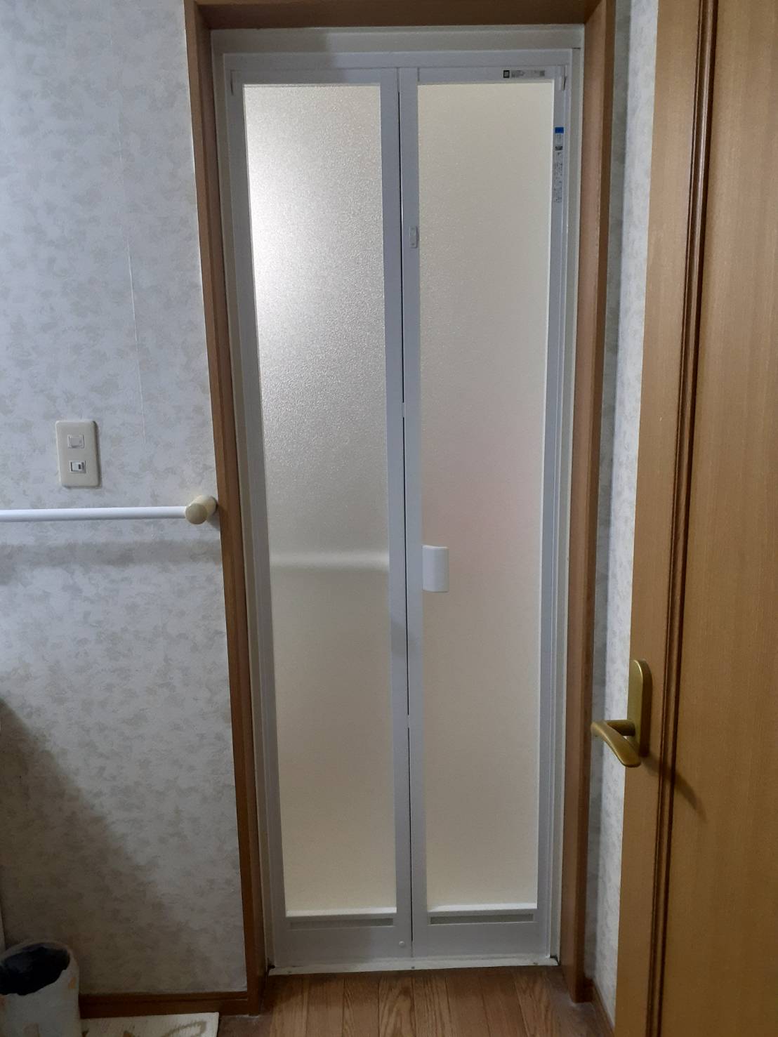 横須賀市深田台で浴室折戸をカバー工法で交換工事をした場合のドア枠サイズの変化