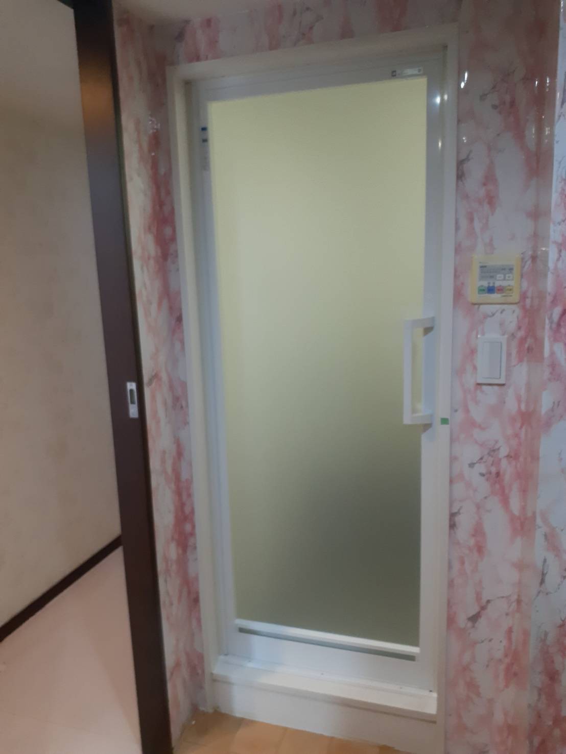 横浜市港北区新横浜で分譲マンションの浴室ドアの交換
