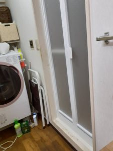 浦安市有明で風呂のドアを折れ戸に交換